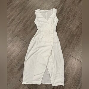BUNDLE 2 ITEMS FOR $8✨

CHARLOTTE RUSSE Elegant White Button-Down Dress
